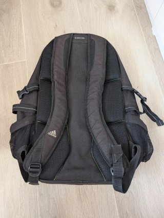 Mochila Adidas Negra y Verde.