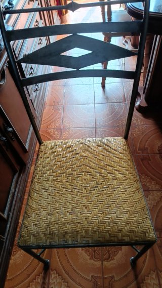 Silla de hierro y bambú