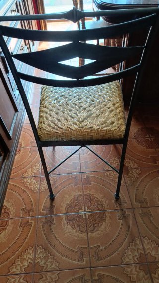 Silla de hierro y bambú