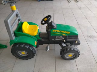 Tractor de pedales para niños