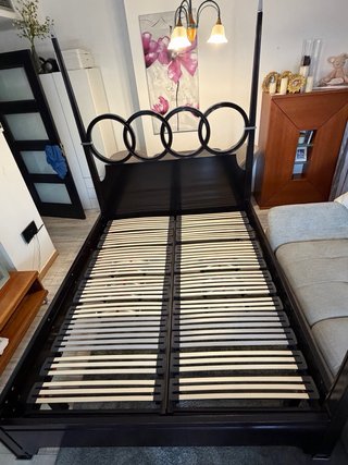 Cama de lujo estilo moderno con 2 mesitas de noche