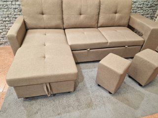 Sofá cama beige con arcón y puff
