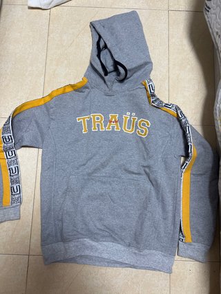 Sudadera con capucha gris y detalles amarillos