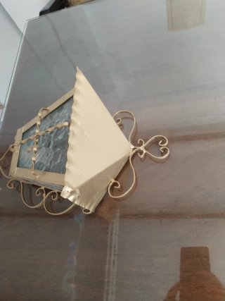 Lámpara de forja dorada con cristal