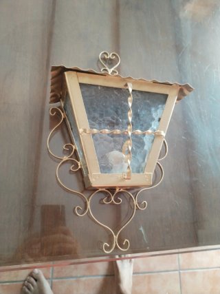 Lámpara de forja dorada con cristal