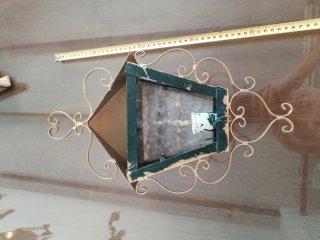 Lámpara de forja dorada con cristal