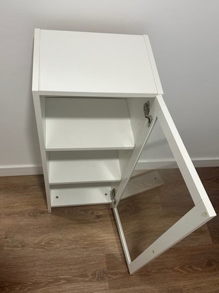 Armario blanco con puerta de cristal