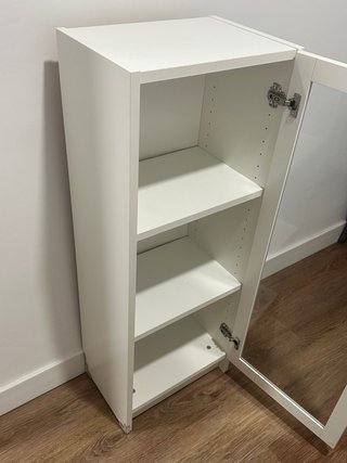 Armario blanco con puerta de cristal