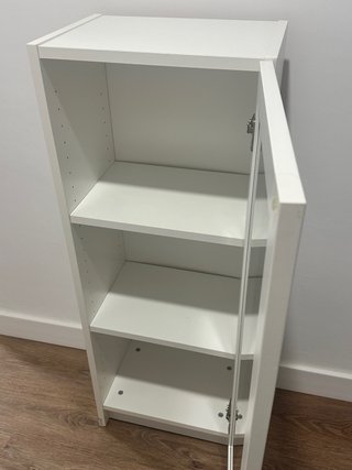 Armario blanco con puerta de cristal
