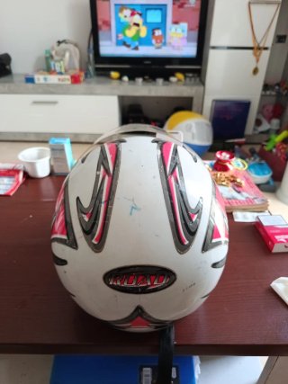 Casco de moto blanco con diseño