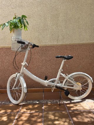 Bicicleta blanca plegable