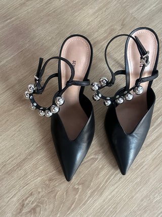 Zapatos de tacón negros con detalle plateado