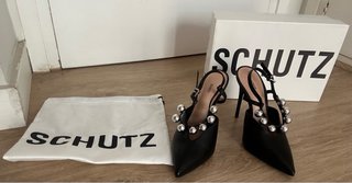 Zapatos de tacón negros con detalle plateado