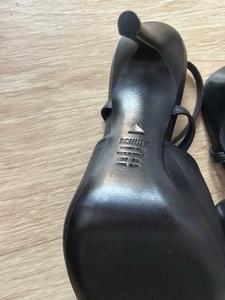 Zapatos de tacón negros con detalle plateado