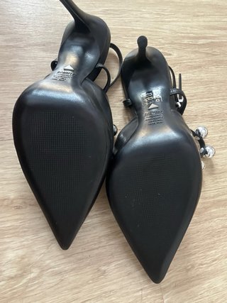 Zapatos de tacón negros con detalle plateado