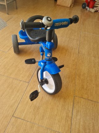 Triciclo azul para niños
