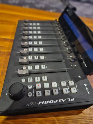 ICON PLATFORM M+ con pantalla D2