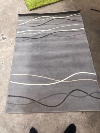 Alfombra gris con diseño de ondas