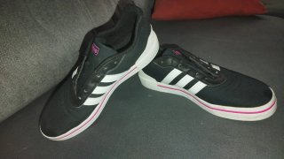 Zapatillas Adidas Negras con Detalles Rosas