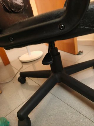 Silla de escritorio negra usada. Funciona perfecta