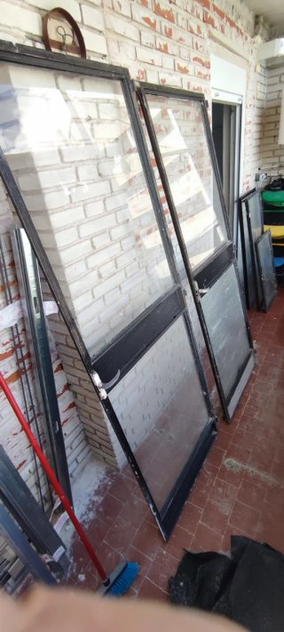 Se regalan 2 puertas balconeras de hierro