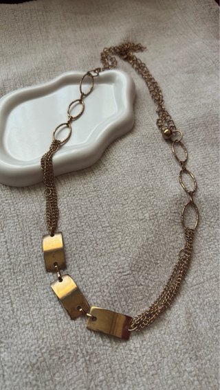 Collana o cintura dorata elementi geometric