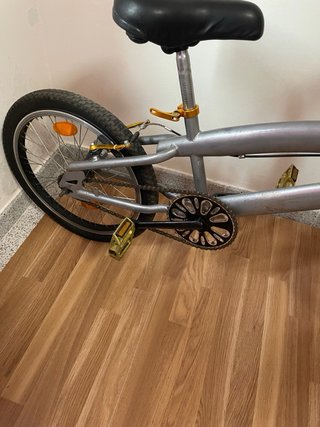 Bicicleta BMX plateada