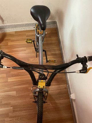 Bicicleta BMX plateada