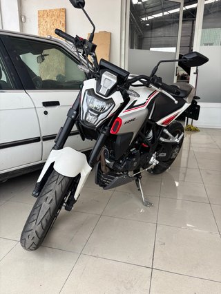 Kove 125 Naked Roja y Blanca