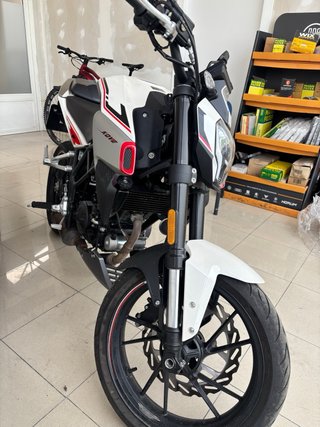 Kove 125 Naked Roja y Blanca