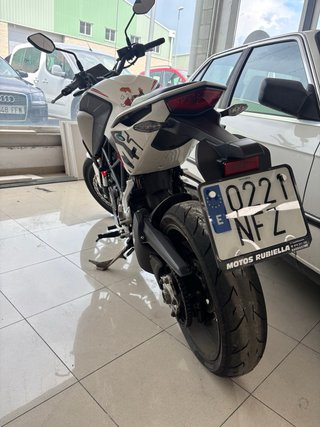 Kove 125 Naked Roja y Blanca