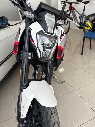 Kove 125 Naked Roja y Blanca