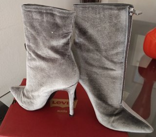 Botines grises de terciopelo con cremallera