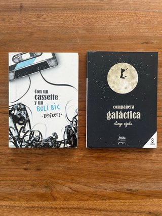 Con un cassette y un BoliBic y Compañera Galáctica