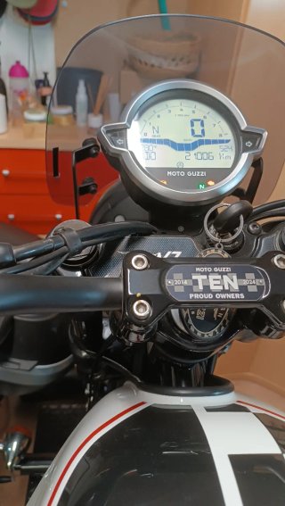 Moto Guzzi V7 Stone Ten Negra/Blanca