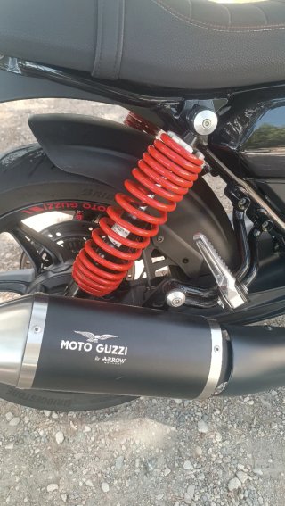 Moto Guzzi V7 Stone Ten Negra/Blanca