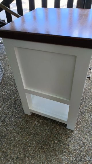 Dos mesitas de noche de madera