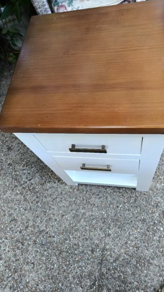 Dos mesitas de noche de madera
