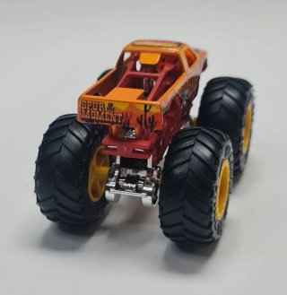 Hot Wheels Monster Truck Spur of the Moment 1/64