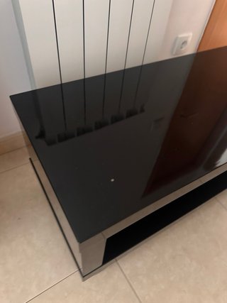 Mesa TV negra con ruedas.