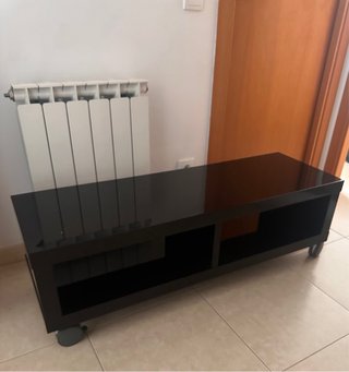 Mesa TV negra con ruedas.