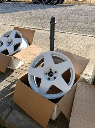 Vendo 4 Llantas BOLA. B10. En 18x8. Blancas.
