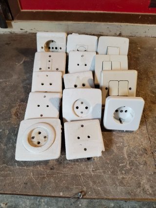 Conmutadores y Pulsadores Eléctricos Blancos