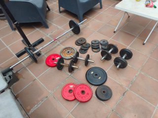 Banco de pesas y accesorios gimnasio