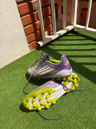 Botas de fútbol Adidas moradas y verdes