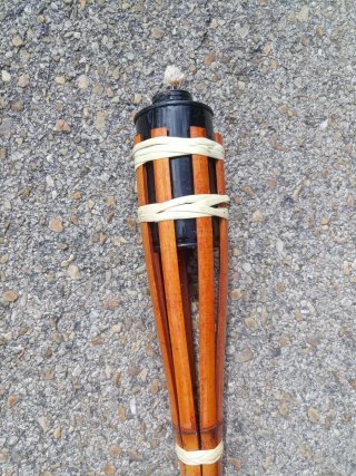 Antorcha de bambú y madera