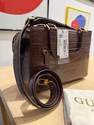 Bolso Guess Katey Girlfriend Satchel marrón