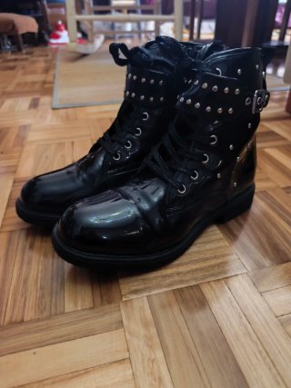 Botas altas negras con tachuelas