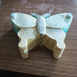 Figura de insecto de escayola con purpurina