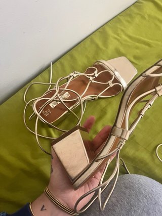 Sandalias tacón dorado Primark talla 39